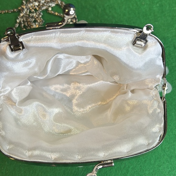 CEM RARE WHITE BEADED KISS-LOCK CLOSURE CROSSBODY CLUTCH - Picture 8 of 16